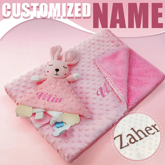 Gepersonaliseerde Baby Knuffeldeken Set met Rammelaar – Naam Borduurwerk | Kraamcadeau